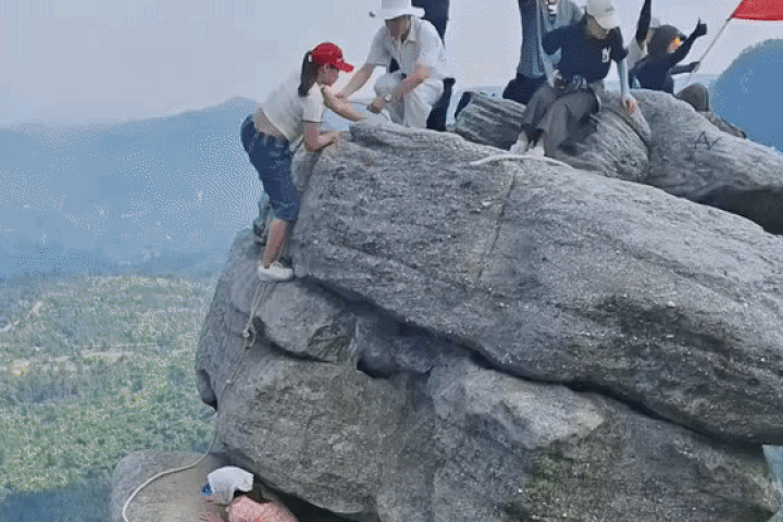 Quang Ninh warns visitors against climbing precarious rock formations - 1