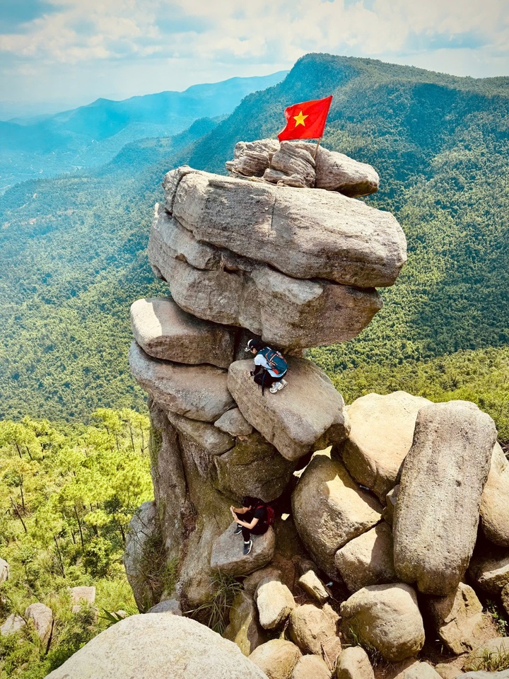 Quang Ninh warns visitors against climbing precarious rock formations - 2