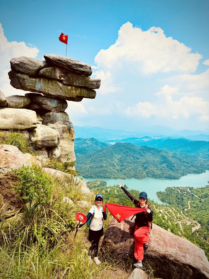Quang Ninh warns visitors against climbing precarious rock formations - 3