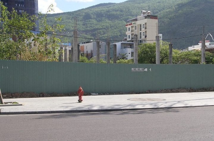 Khu đất nằm ở vị trí đắc địa hướng ra biển Quy Nhơn, được xem là đất vàng nhưng giờ vẫn án binh bất động.