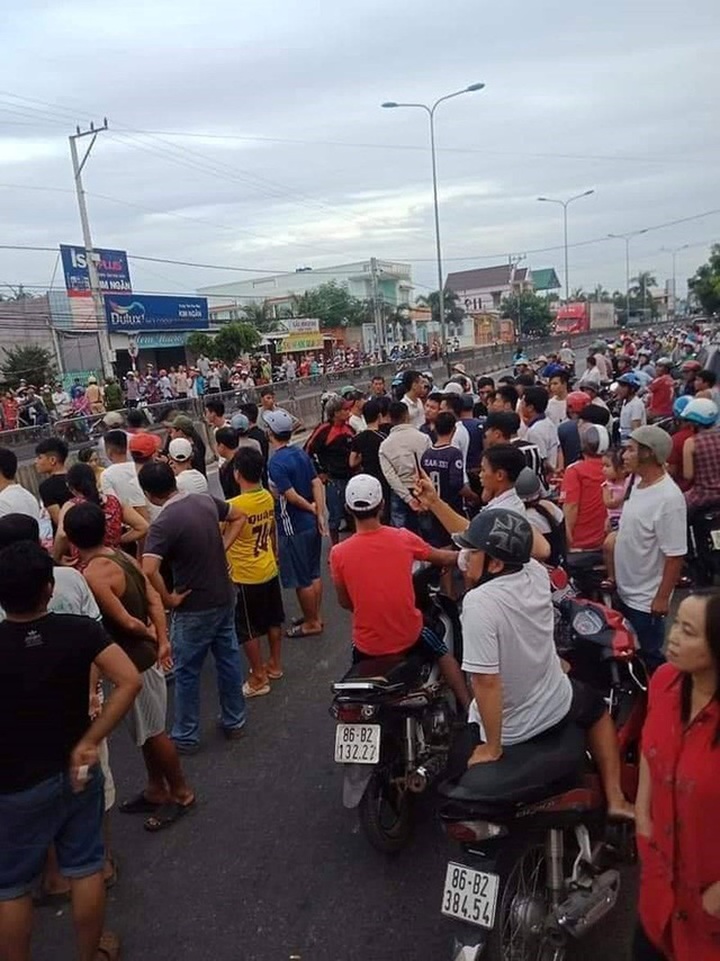 Người đi đường tò mò tập trung theo dõi vụ việc.