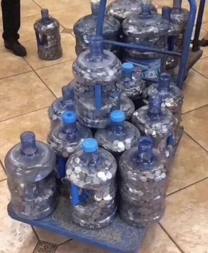 10 năm bán hàng rong, người đàn ông vác 20 bình tiền xu đi mua căn hộ - 1