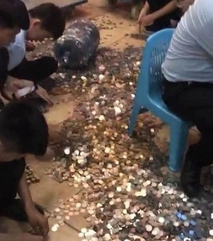 10 năm bán hàng rong, người đàn ông vác 20 bình tiền xu đi mua căn hộ - 2