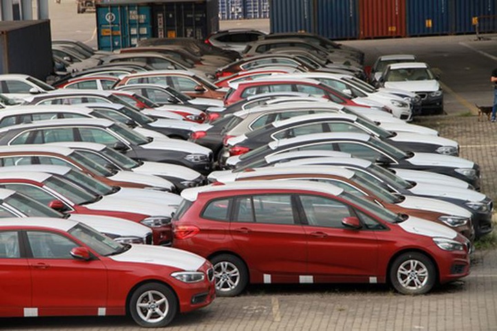 Nhiều chiếc xe ngoài trời nhìn vẫn mới