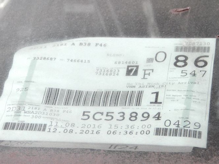 Trong xe vẫn còn thông tin cơ bản về nguồn gốc xe, nhà phân phối trên tờ khai sơ lược E-Manifest