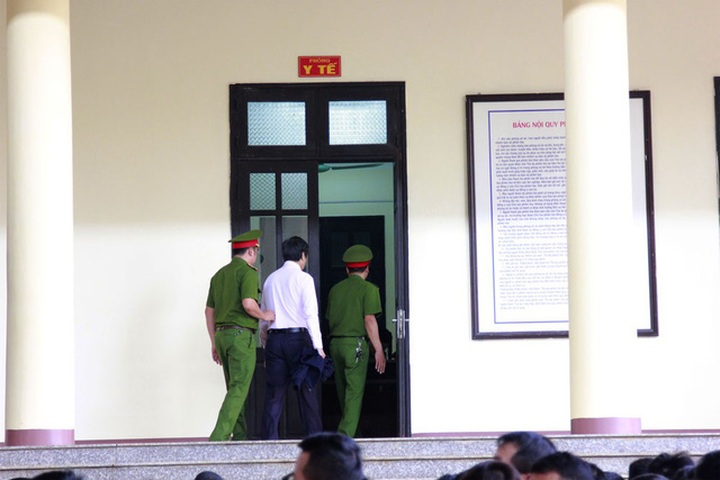 Bị cáo Phan Văn Vĩnh (ảnh trên) và Nguyễn Thanh Hóa vào phòng y tế.