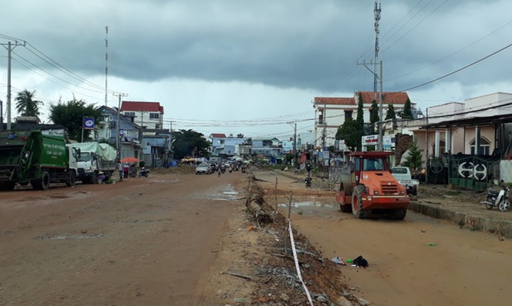 Mặc dù đoạn đường dài khoảng 300m nhưng thi công 8 năm qua đến nay vẫn chưa xong