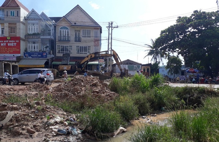 Tại công trình, nhiều hố nước thế này nhưng không được rào chắn