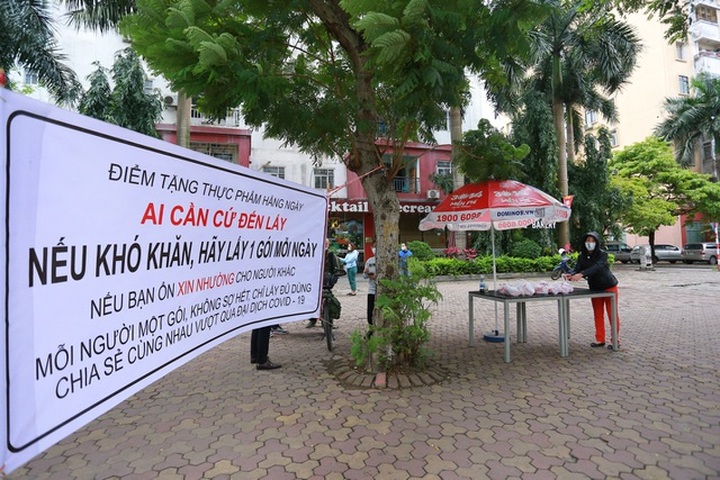 Ấm lòng suất ăn ai thiếu đến nhận trên phố Hà Nội giữa đại dịch Covid-19 - 1