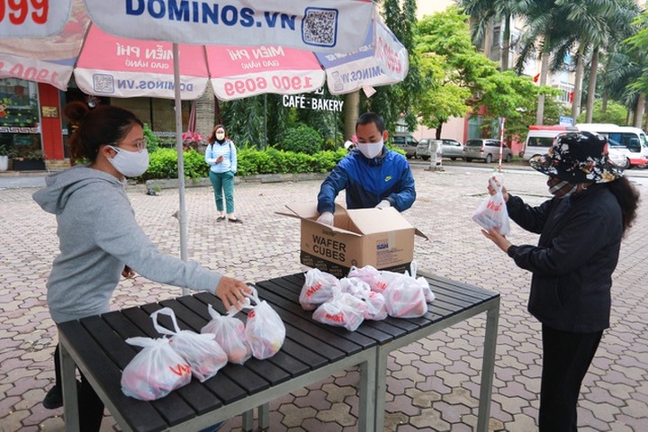 Ấm lòng suất ăn ai thiếu đến nhận trên phố Hà Nội giữa đại dịch Covid-19 - 2