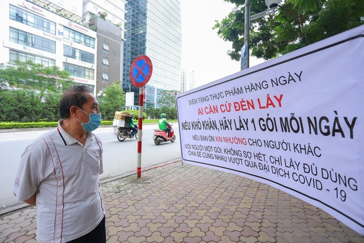 Ấm lòng suất ăn ai thiếu đến nhận trên phố Hà Nội giữa đại dịch Covid-19 - 3