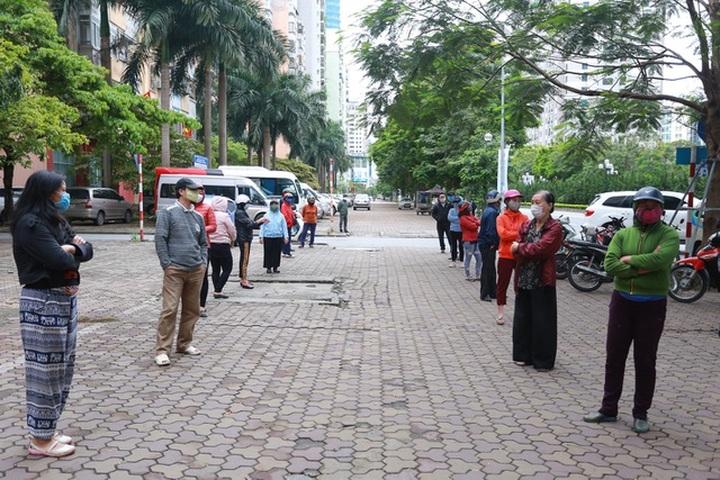 Ấm lòng suất ăn ai thiếu đến nhận trên phố Hà Nội giữa đại dịch Covid-19 - 4