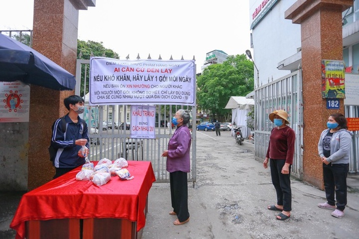 Ấm lòng suất ăn ai thiếu đến nhận trên phố Hà Nội giữa đại dịch Covid-19 - 5