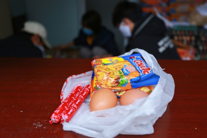 Ấm lòng suất ăn ai thiếu đến nhận trên phố Hà Nội giữa đại dịch Covid-19 - 6