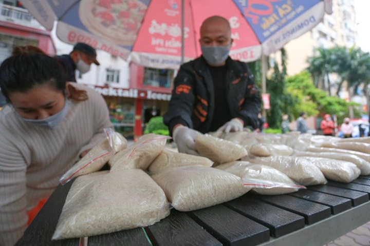 Ấm lòng suất ăn ai thiếu đến nhận trên phố Hà Nội giữa đại dịch Covid-19 - 7