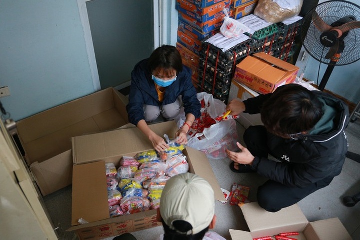 Ấm lòng suất ăn ai thiếu đến nhận trên phố Hà Nội giữa đại dịch Covid-19 - 9