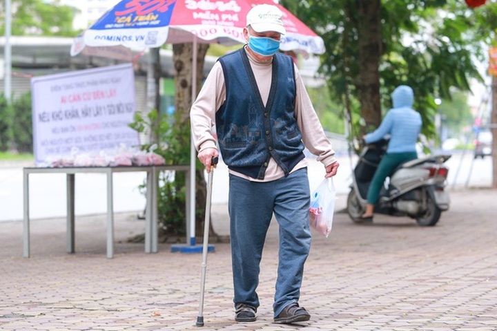 Ấm lòng suất ăn ai thiếu đến nhận trên phố Hà Nội giữa đại dịch Covid-19 - 10