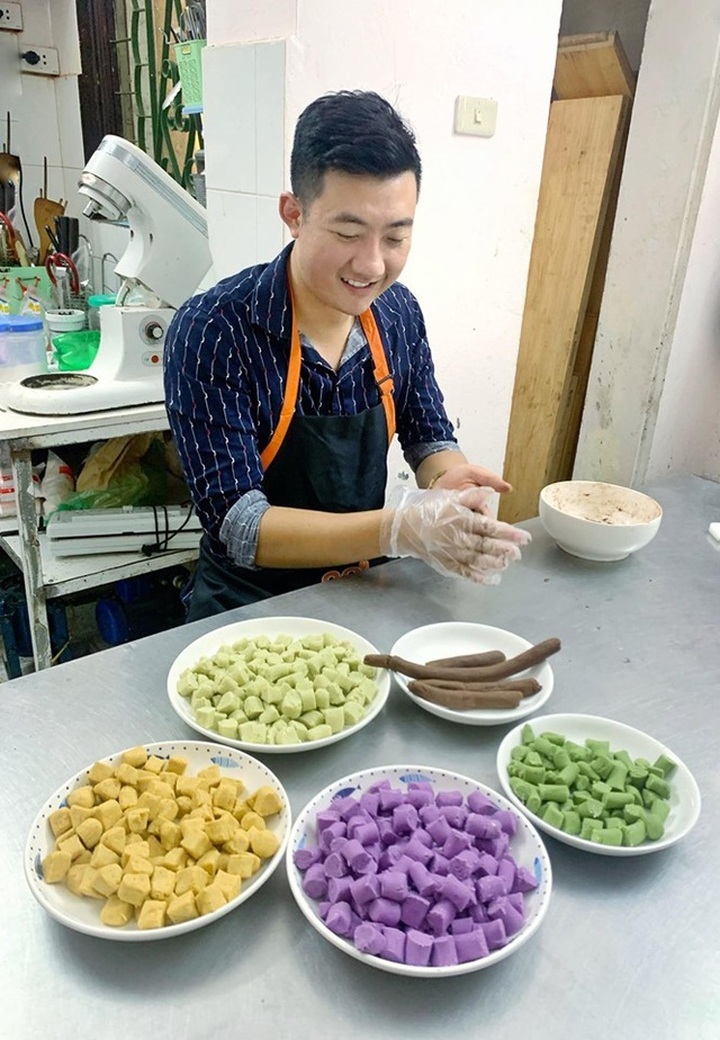 Anh chàng đẹp trai đam mê làm bánh, mỗi tháng bỏ túi 60 triệu đồng - 1