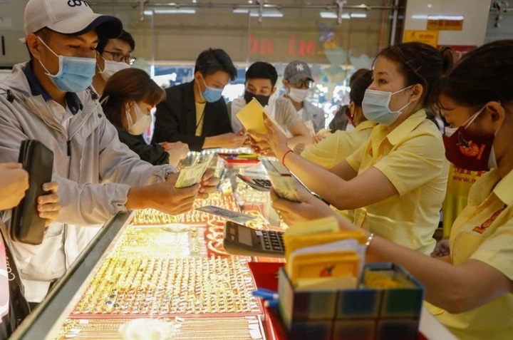 Áp lực bán chốt lời dịp cuối năm kéo giá vàng sụt giảm - 1