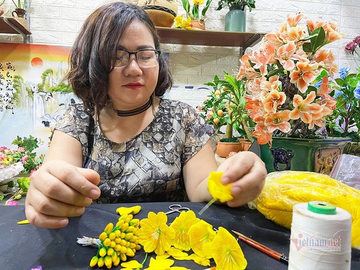 Bà chủ Sài Gòn dùng 35 kg đất sét làm cây mai cao 2 m chơi Tết - 6