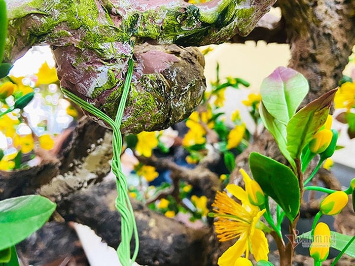 Bà chủ Sài Gòn dùng 35 kg đất sét làm cây mai cao 2 m chơi Tết - 10