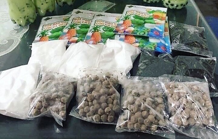 Ba ngàn đồng 1 lít trà sữa, nhiều ông bố mua cả can cho con uống dần - 1