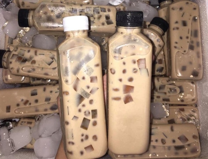 Ba ngàn đồng 1 lít trà sữa, nhiều ông bố mua cả can cho con uống dần - 3