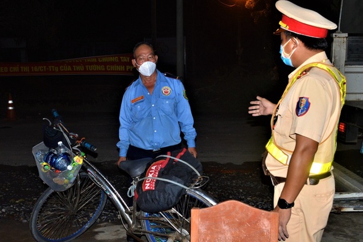 Bác bảo vệ thất nghiệp, đạp xe 3 ngày từ TPHCM về Sóc Trăng tránh dịch - 2