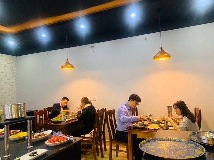 Bắc Ninh: Nhà hàng sụt giảm gần chục lần vì khách Hàn không ra ngoài - 2