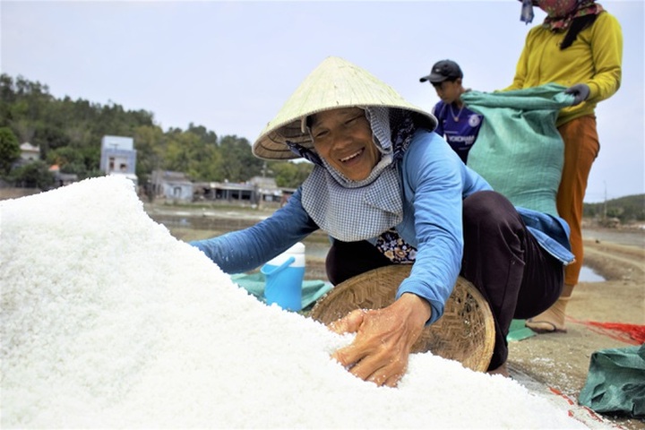 Bán 20 kg muối mới mua được 1 kg gạo - 1