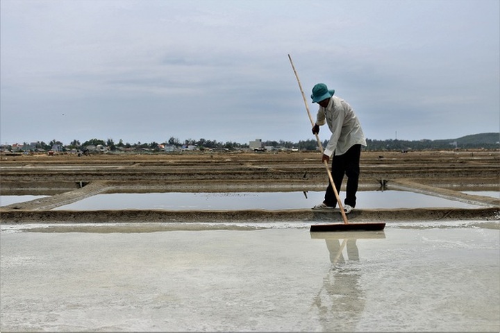 Bán 20 kg muối mới mua được 1 kg gạo - 3