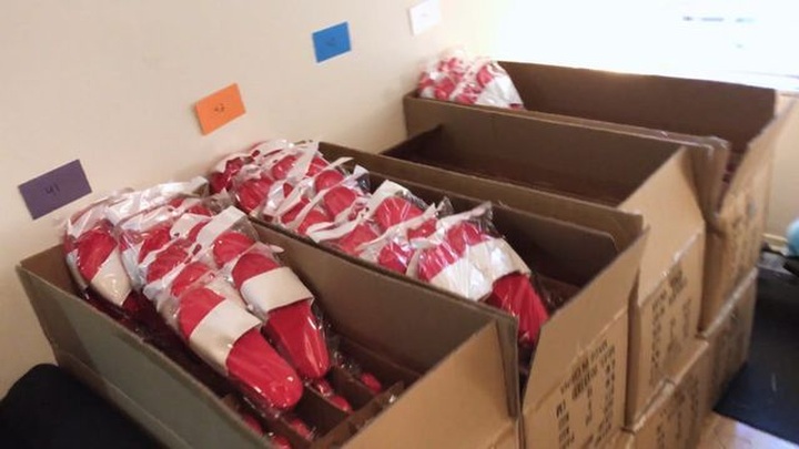 Bán hàng bá đạo: Dép in hình Twitter Tổng thống Trump, thu hàng chục tỷ - 1