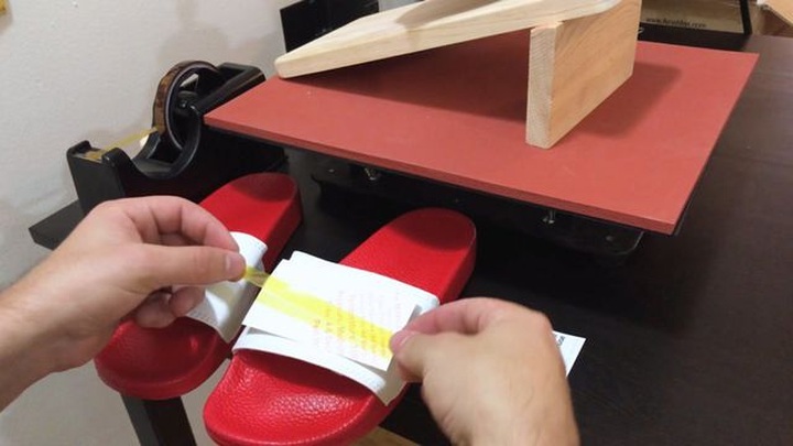 Bán hàng bá đạo: Dép in hình Twitter Tổng thống Trump, thu hàng chục tỷ - 2