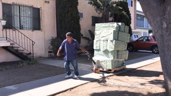 Bán hàng bá đạo: Dép in hình Twitter Tổng thống Trump, thu hàng chục tỷ - 3