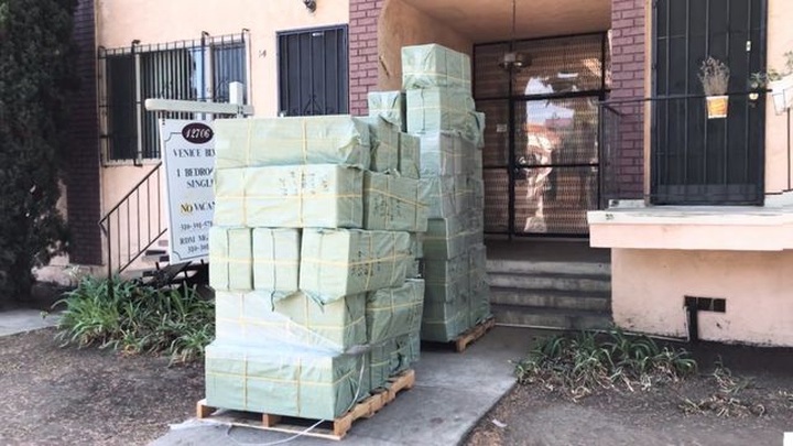 Bán hàng bá đạo: Dép in hình Twitter Tổng thống Trump, thu hàng chục tỷ - 4