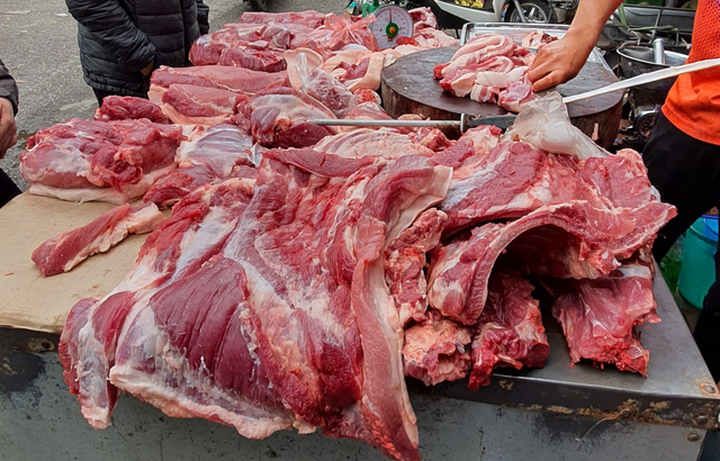 Bán thịt lợn bận rộn nhất mùa dịch, trời chưa tối mà đã cạn hàng - 3