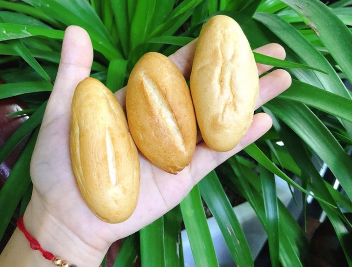 Bánh mì tí hon đắt khách, chủ quán ngày bán 10.000 chiếc không kịp tay - 1