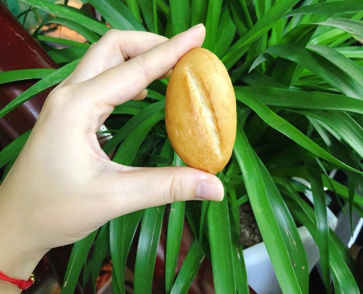 Bánh mì tí hon đắt khách, chủ quán ngày bán 10.000 chiếc không kịp tay - 3