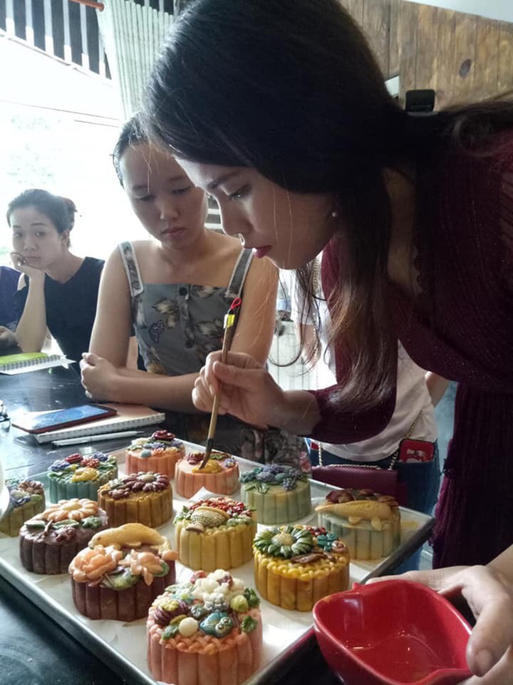 Chị Ngọc đang hướng dẫn trang trí bánh cho học viên