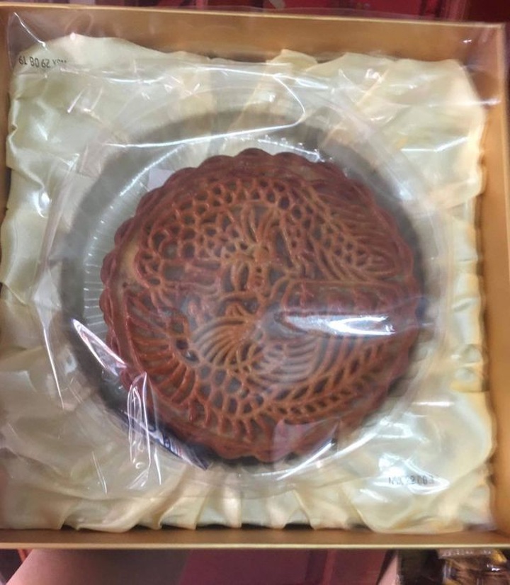 Bánh trung thu siêu to khổng lồ, nặng 4kg, cả nhà ăn không hết - 1