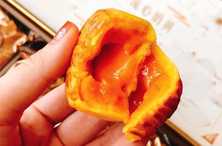 Nếu là bánh xịn, khi bẻ đôi chiếc bánh, nhân trứng muối bên trong sẽ tan chảy (ảnh: Khuc Ngoc Anh)