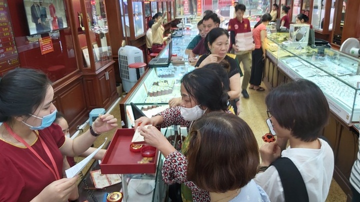 Bão giá vàng: Tiền tỷ khó mua, cụ bà 80 tuổi dốc hết lương hưu vào vàng - 3