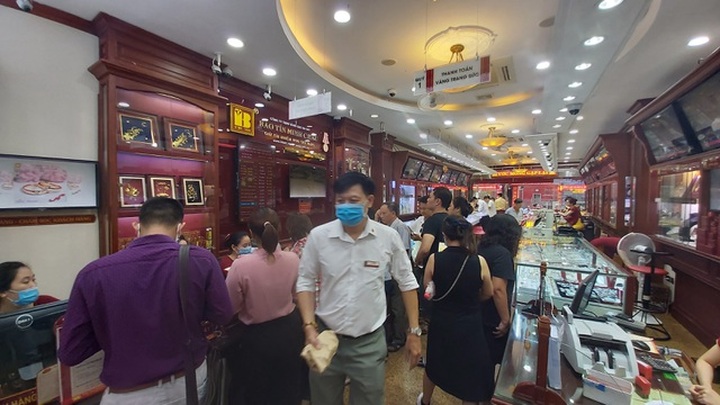 Bão giá vàng: Tiền tỷ khó mua, cụ bà 80 tuổi dốc hết lương hưu vào vàng - 5
