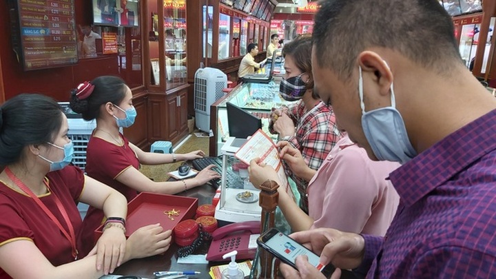 Bão giá vàng: Tiền tỷ khó mua, cụ bà 80 tuổi dốc hết lương hưu vào vàng - 7