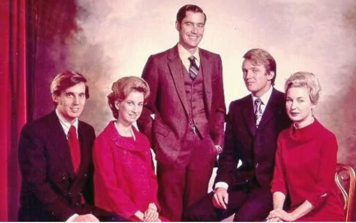 Ông Trump (thứ hai từ phải qua) và các anh chị em (Ảnh: Telegraph)