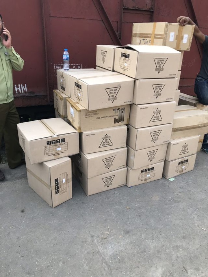 Bắt giữ lô mỹ phẩm Hàn Quốc gần 1 tỷ đồng buôn lậu qua đường sắt - 1