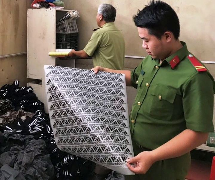 Bắt quả tang gần 1.200 sản phẩm quần áo nghi giả nhãn hiệu Nike, Adidas - 1