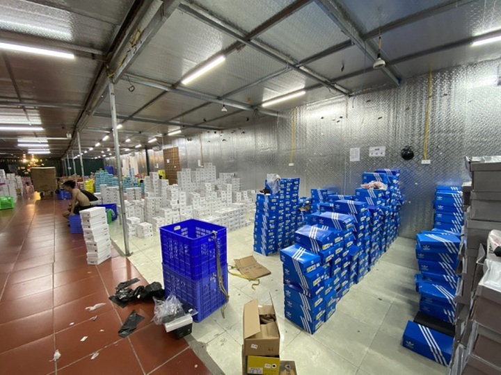 Bên trong kho hàng lậu “khủng bán qua Facebook thu về chục tỷ đồng/tháng - 5