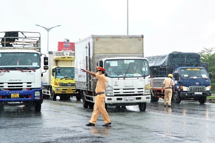 Bị Cần Thơ chặn xe chở oxy, Chủ tịch Sóc Trăng cầu cứu Bộ trưởng GTVT - 1