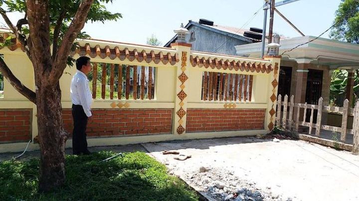 Bị chặn, đoàn kiểm tra phải leo tường vào kiểm tra resort của “đại gia” xứ Huế! - 1